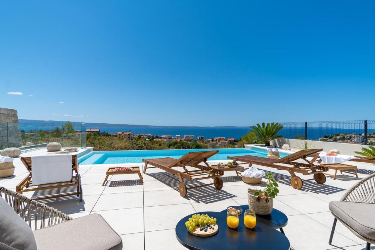 Luxusvilla mit Swimmingpool und Panoramablick auf Split