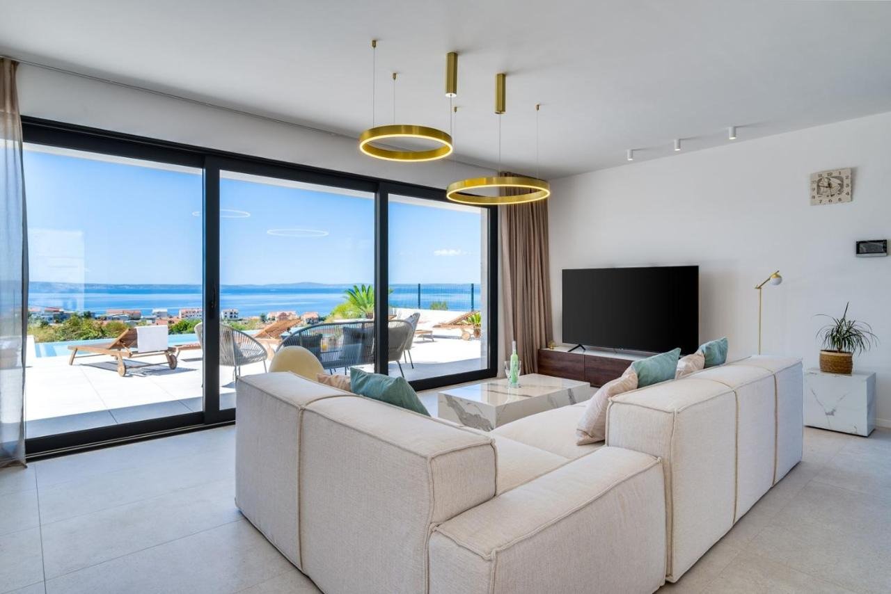 Luxusvilla mit Swimmingpool und Panoramablick auf Split