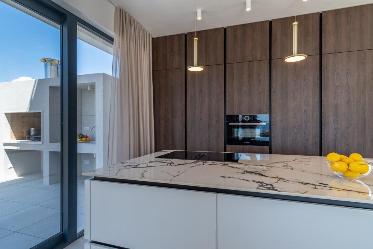 Luxusvilla mit Swimmingpool und Panoramablick auf Split