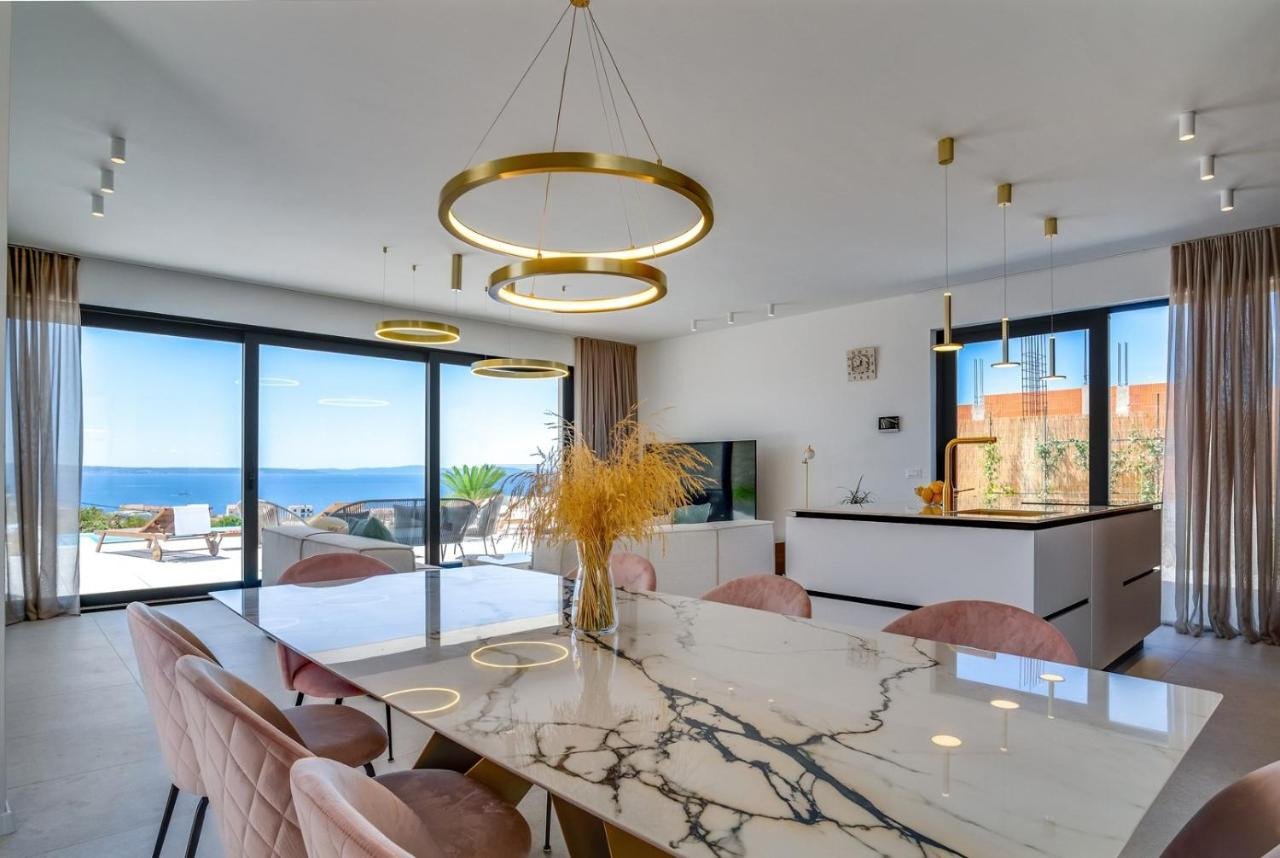 Luxusvilla mit Swimmingpool und Panoramablick auf Split