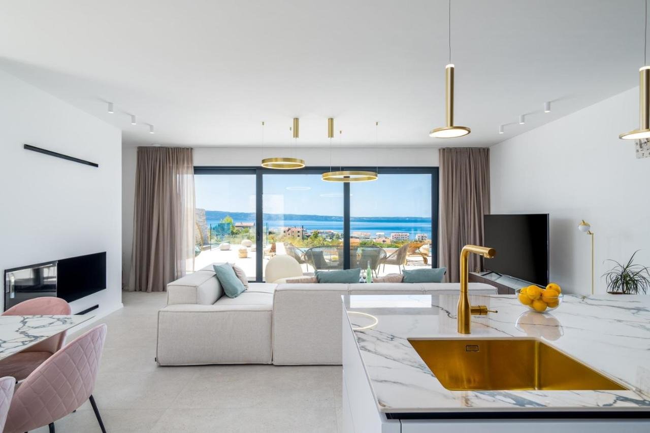 Luxusvilla mit Swimmingpool und Panoramablick auf Split