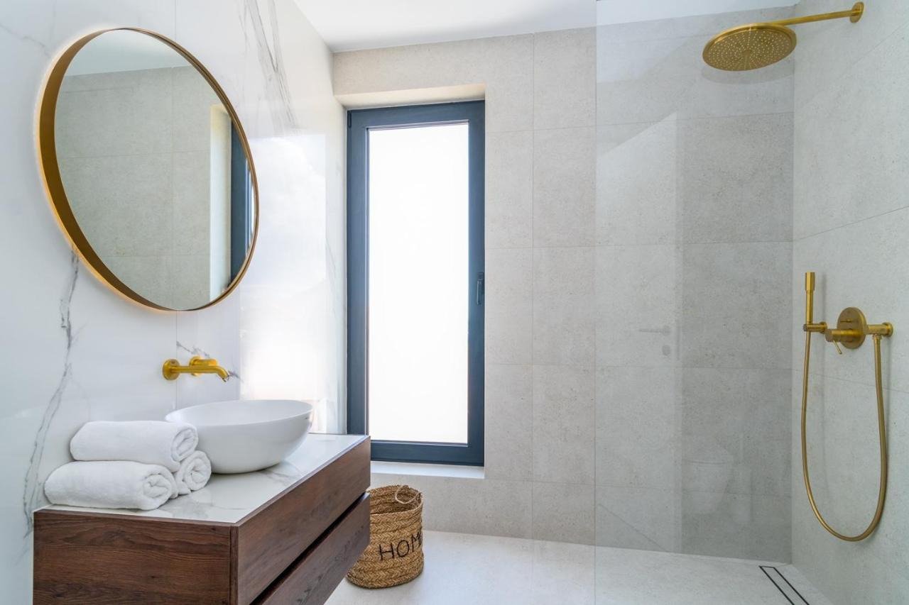 Luxusvilla mit Swimmingpool und Panoramablick auf Split