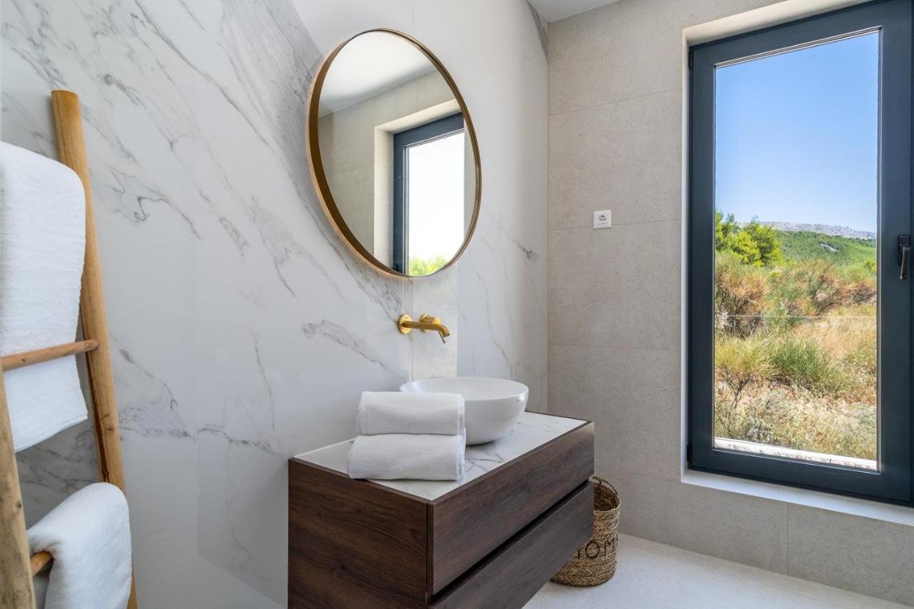 Luxusvilla mit Swimmingpool und Panoramablick auf Split