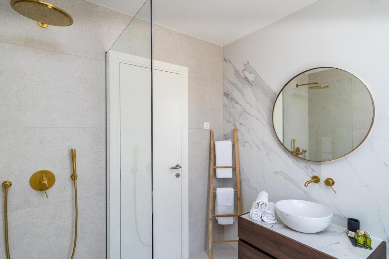 Luxusvilla mit Swimmingpool und Panoramablick auf Split