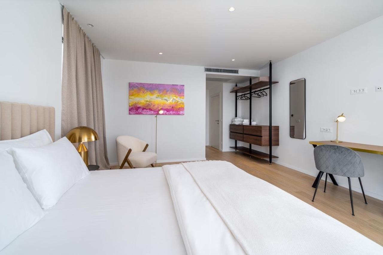 Luxusvilla mit Swimmingpool und Panoramablick auf Split