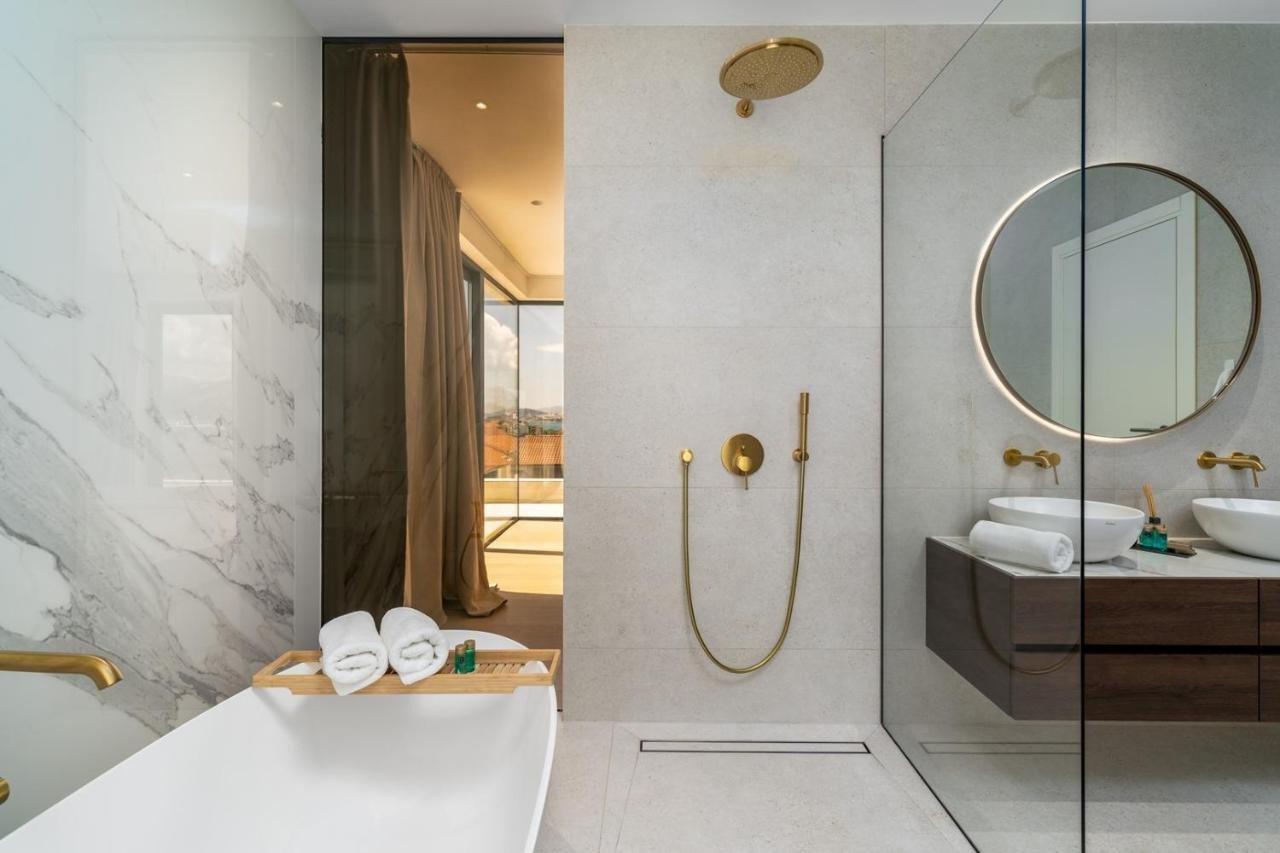 Luxusvilla mit Swimmingpool und Panoramablick auf Split