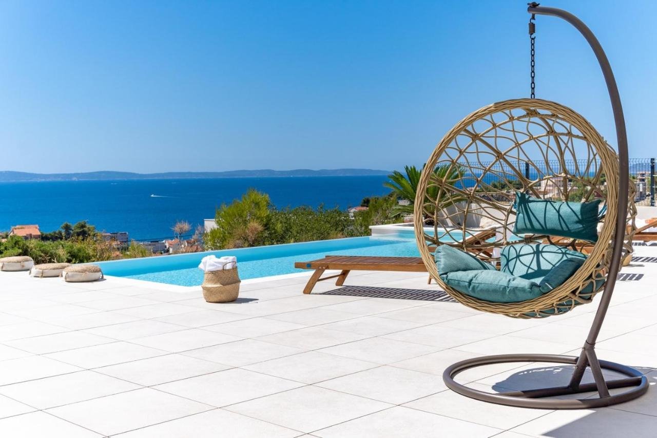 Luxusvilla mit Swimmingpool und Panoramablick auf Split