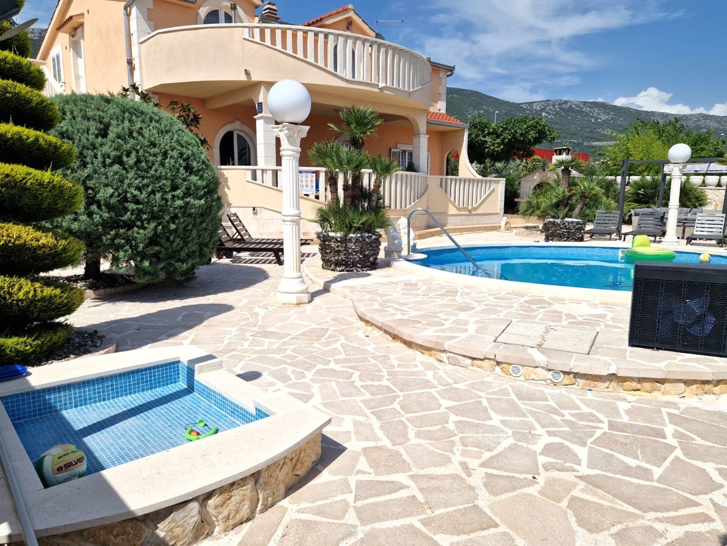 Großzügige Villa mit Pool, Privatsphäre und Investitionspotenzial, Kaštel Stari in Kroatien