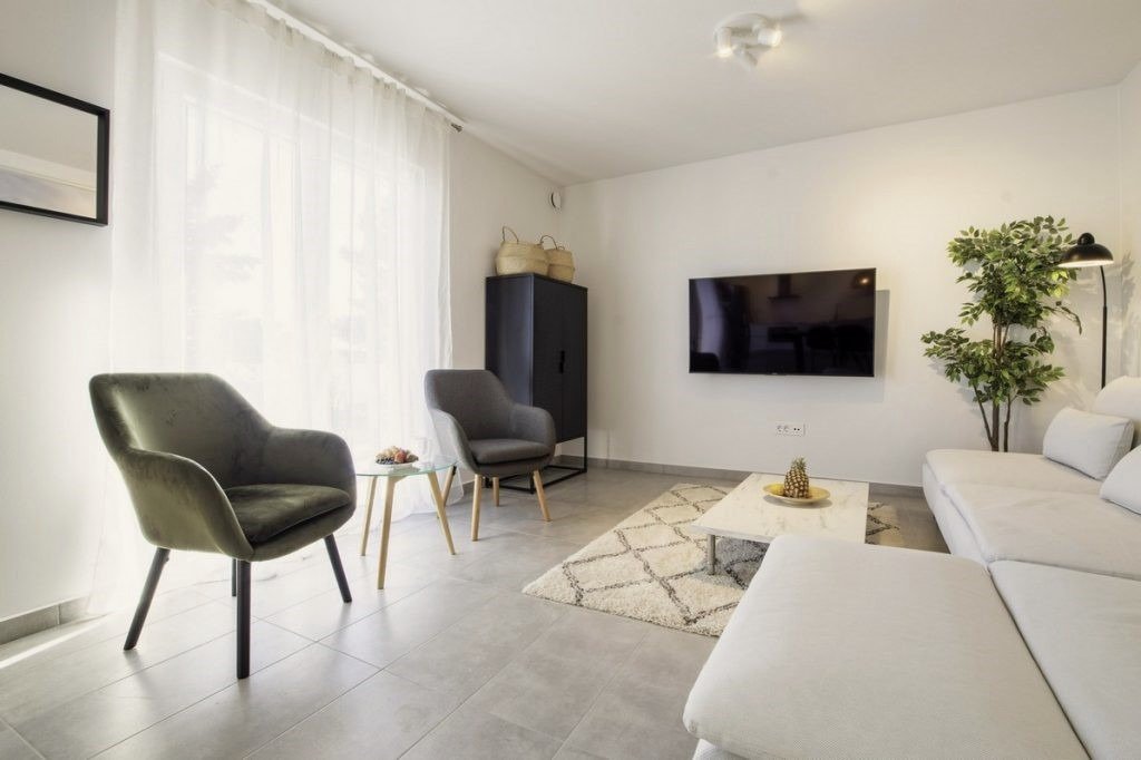 Geräumige Wohnung mit großer Terrasse und freiem Meerblick in Rogoznica