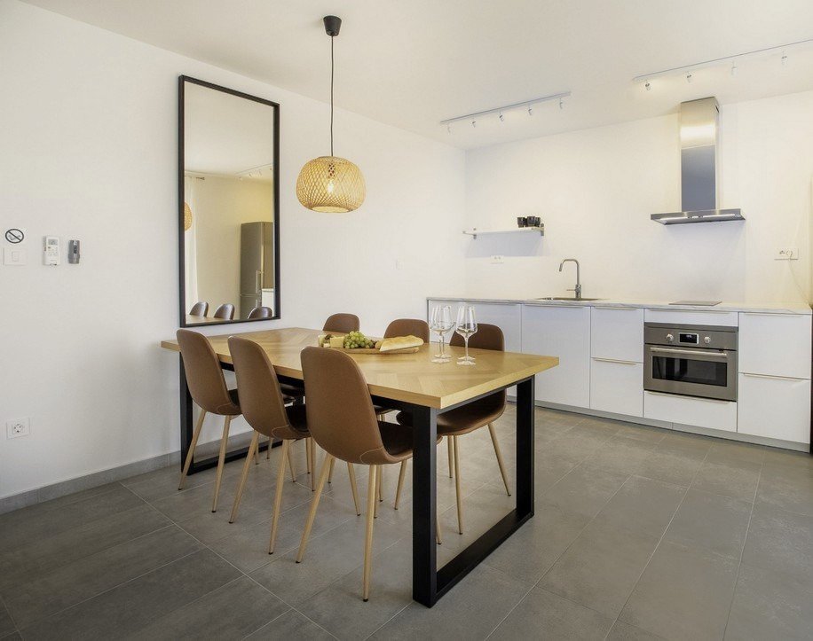 Geräumige Wohnung mit großer Terrasse und freiem Meerblick in Rogoznica