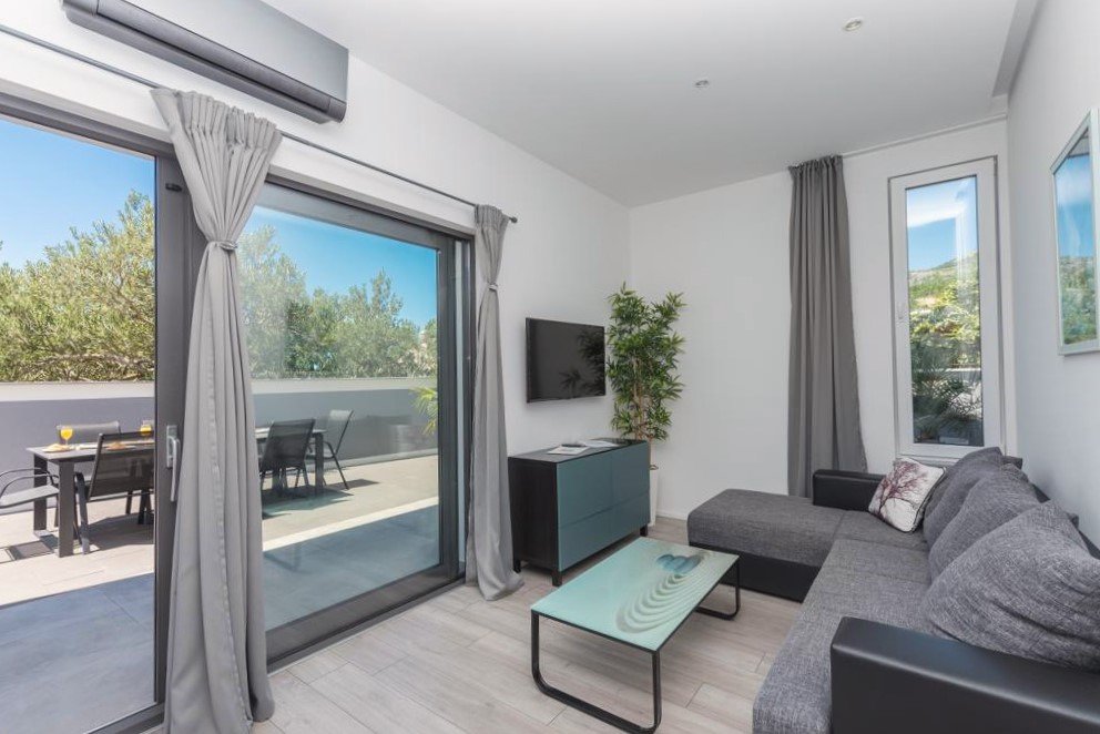 Stilvolles Apartmenthaus mit Pool und Meerblick im Herzen der Makarska Riviera