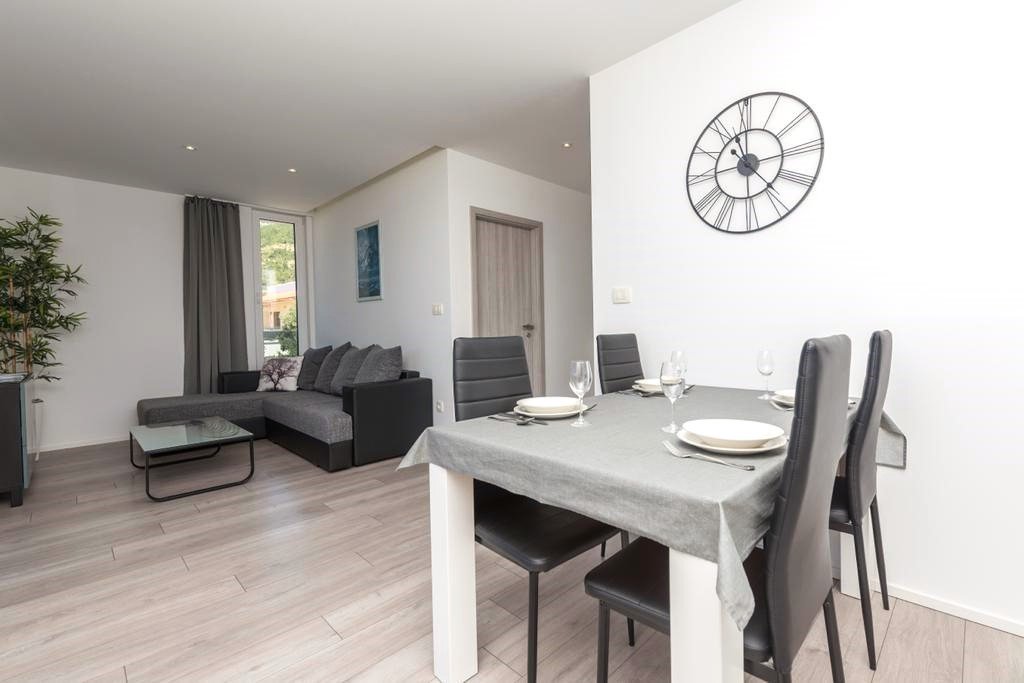 Stilvolles Apartmenthaus mit Pool und Meerblick im Herzen der Makarska Riviera