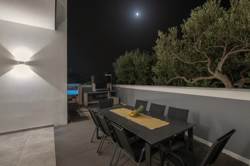 Stilvolles Apartmenthaus mit Pool und Meerblick im Herzen der Makarska Riviera