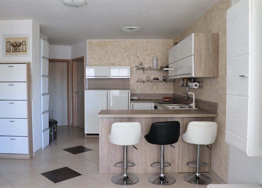 Elegante Erdgeschosswohnung mit einem 60 m² großen Garten in ruhiger Lage in Medulin