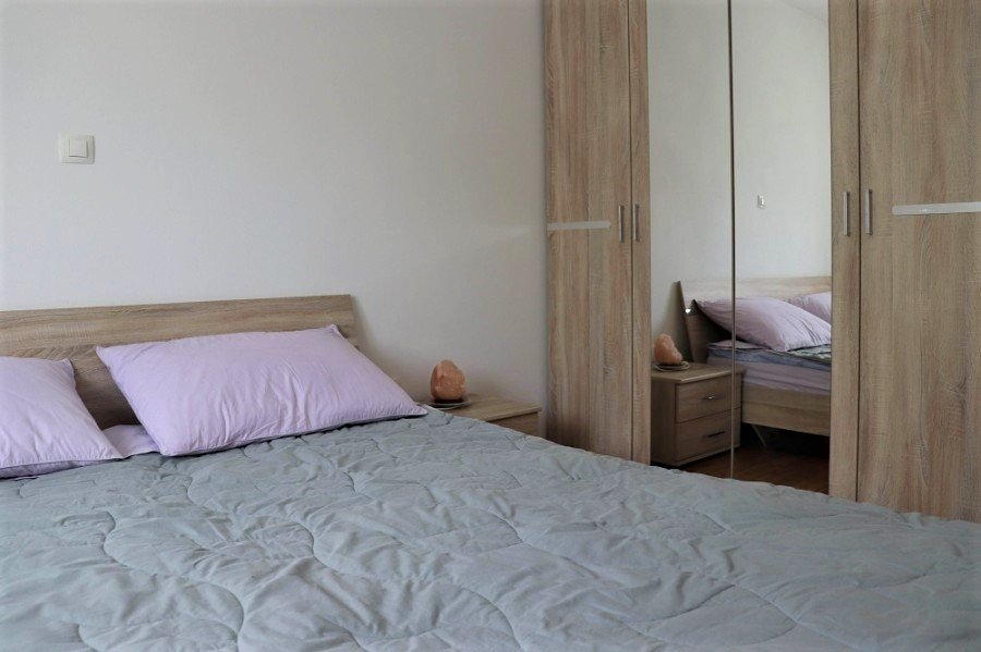 Elegante Erdgeschosswohnung mit einem 60 m² großen Garten in ruhiger Lage in Medulin