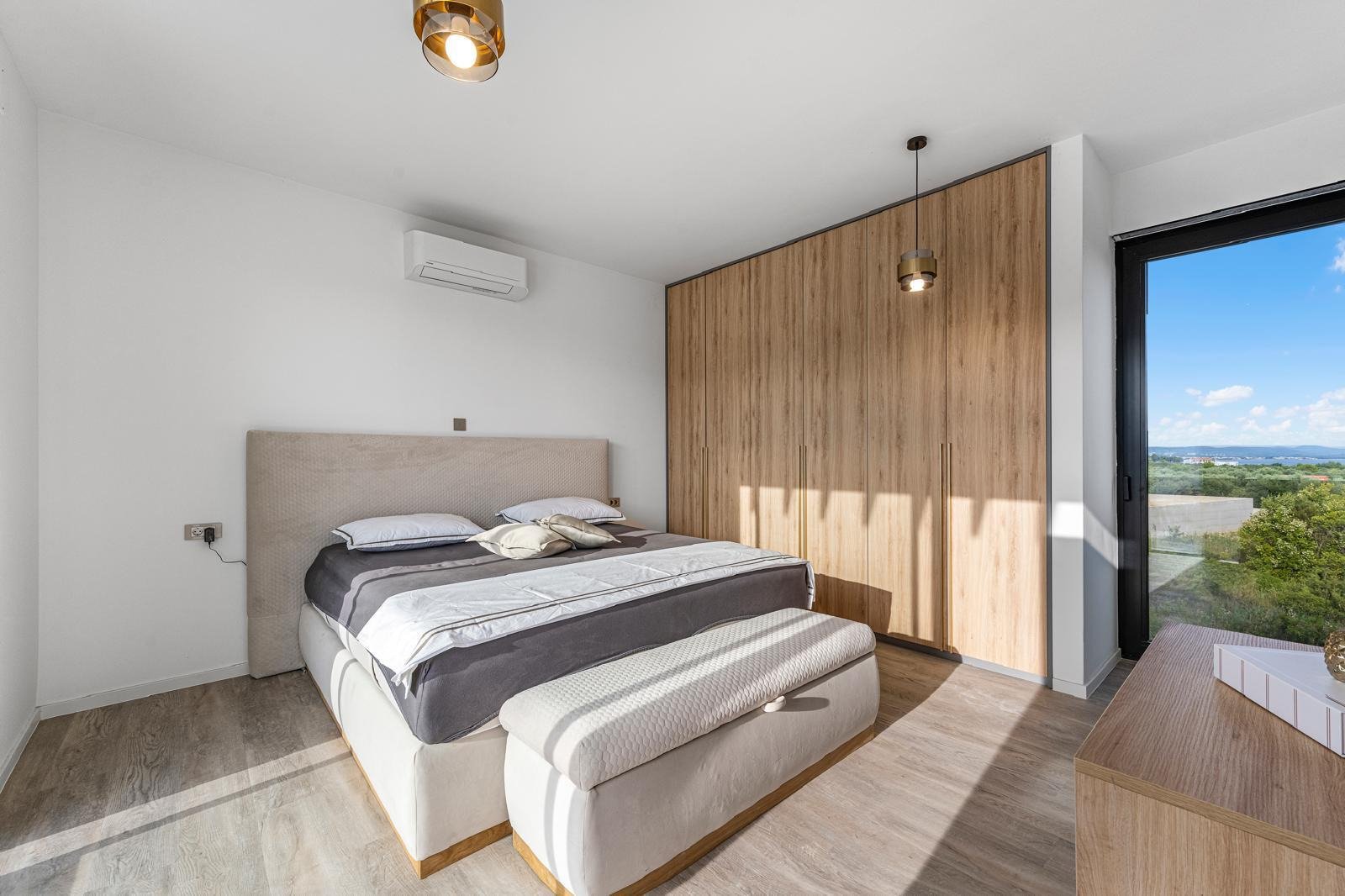 Moderne Luxusvilla mit Pool und Meerblick in Tribunj