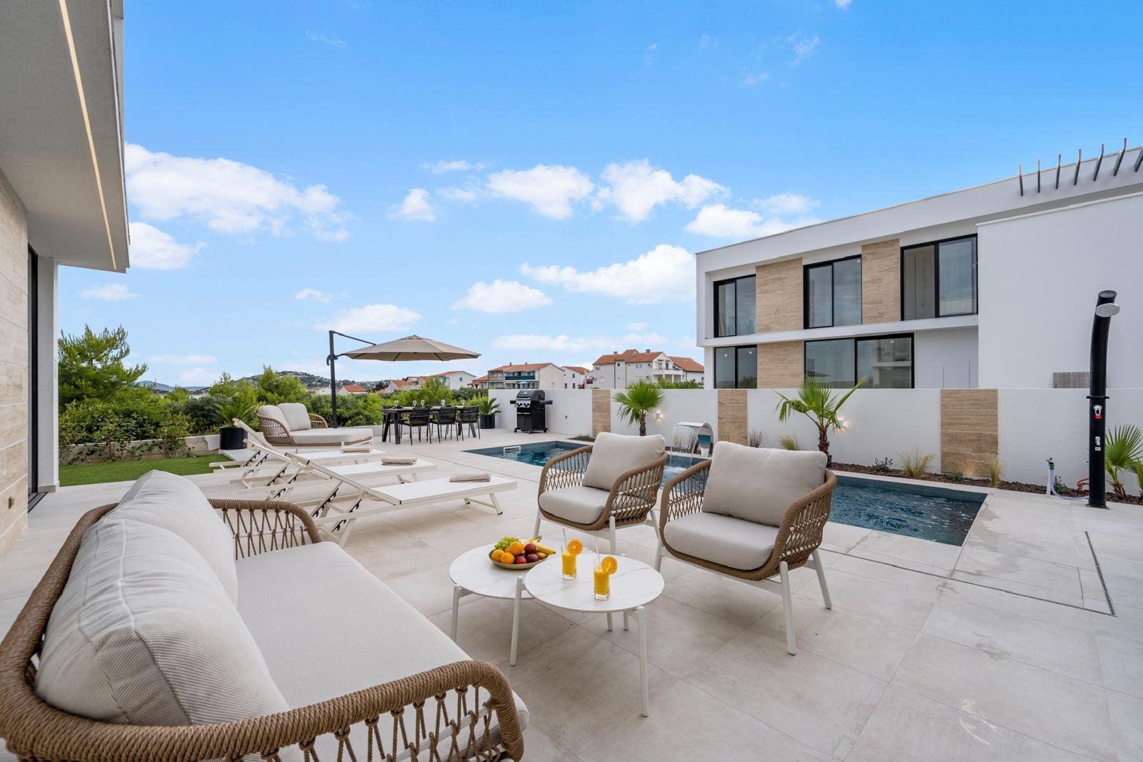 Moderne Luxusvilla mit Pool und Meerblick in Tribunj