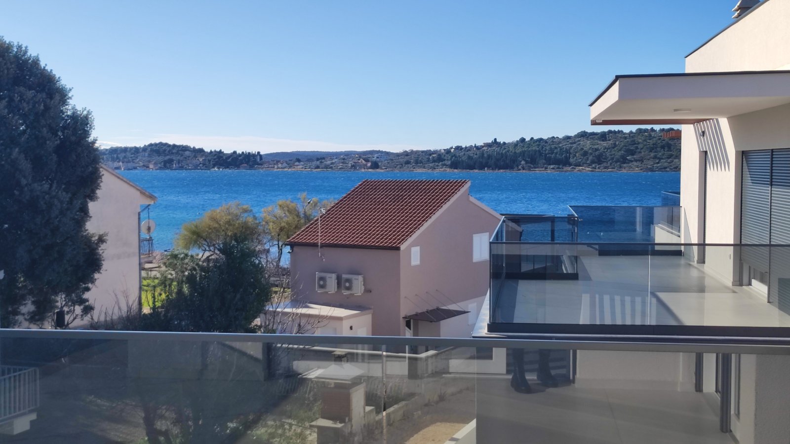 Luxuriöse Maisonette-Wohnung mit Dachterrasse, nur 100 m vom Meer entfernt in Vodice, Srima