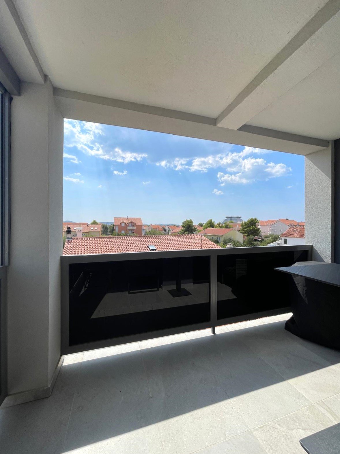 Luxuriös möbliertes Apartment mit vier Schlafzimmern und Terrasse, 700 Meter vom Strand in Vodice entfernt