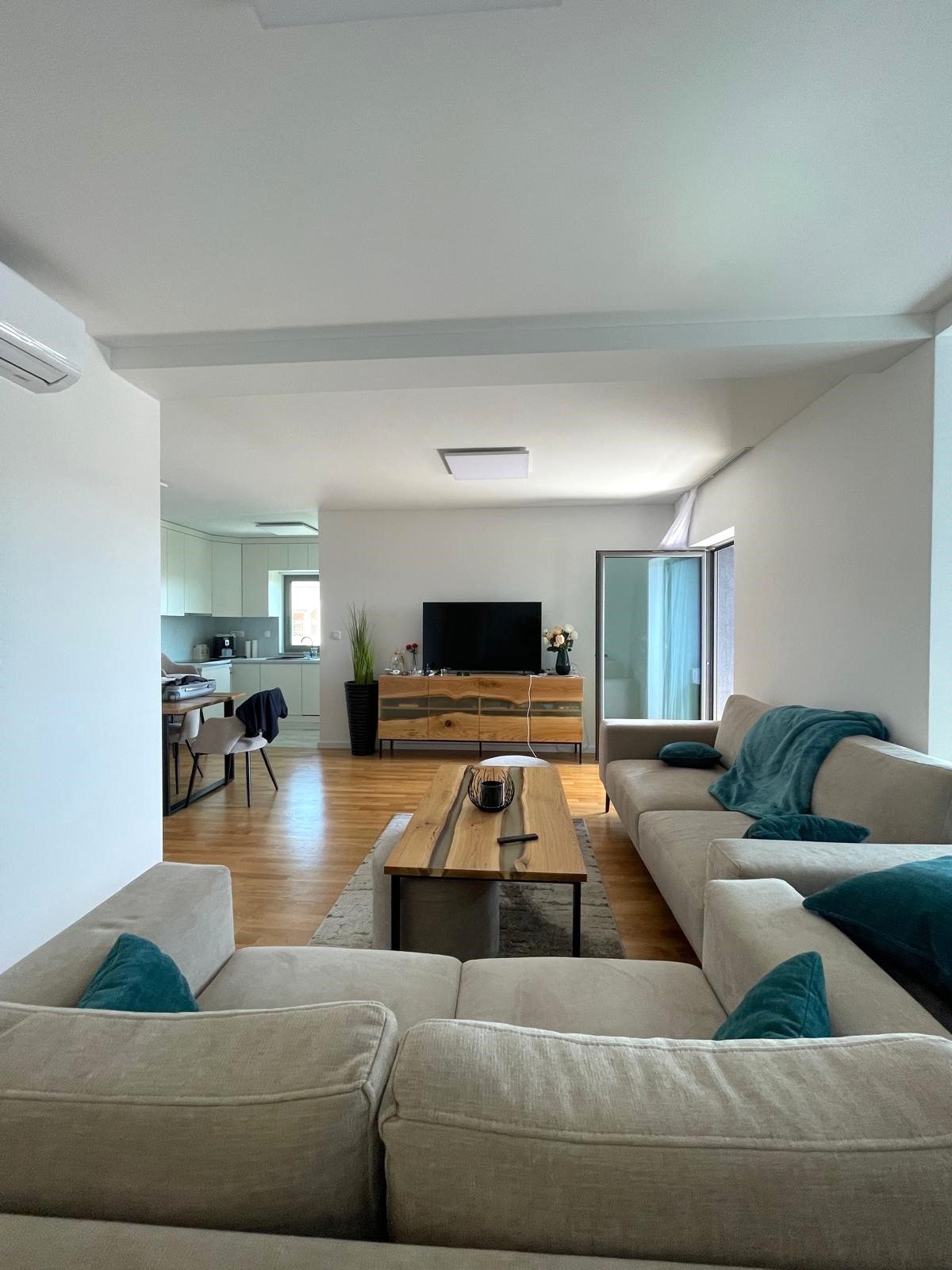 Luxuriös möbliertes Apartment mit vier Schlafzimmern und Terrasse, 700 Meter vom Strand in Vodice entfernt