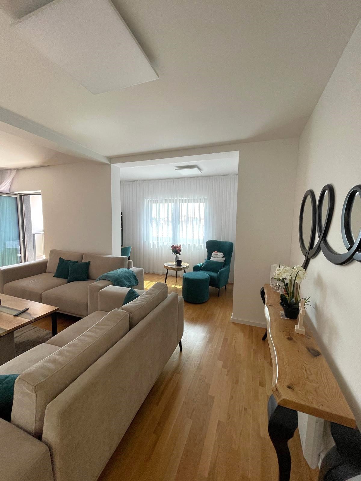 Luxuriös möbliertes Apartment mit vier Schlafzimmern und Terrasse, 700 Meter vom Strand in Vodice entfernt