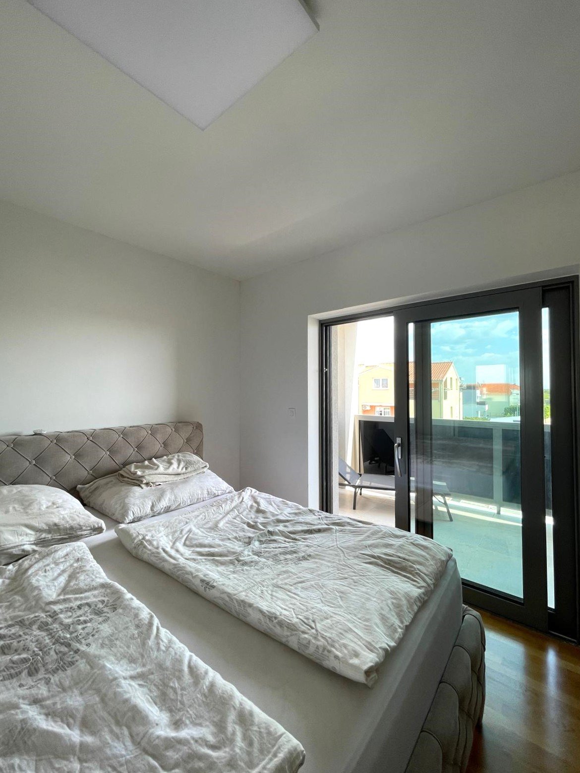 Luxuriös möbliertes Apartment mit vier Schlafzimmern und Terrasse, 700 Meter vom Strand in Vodice entfernt