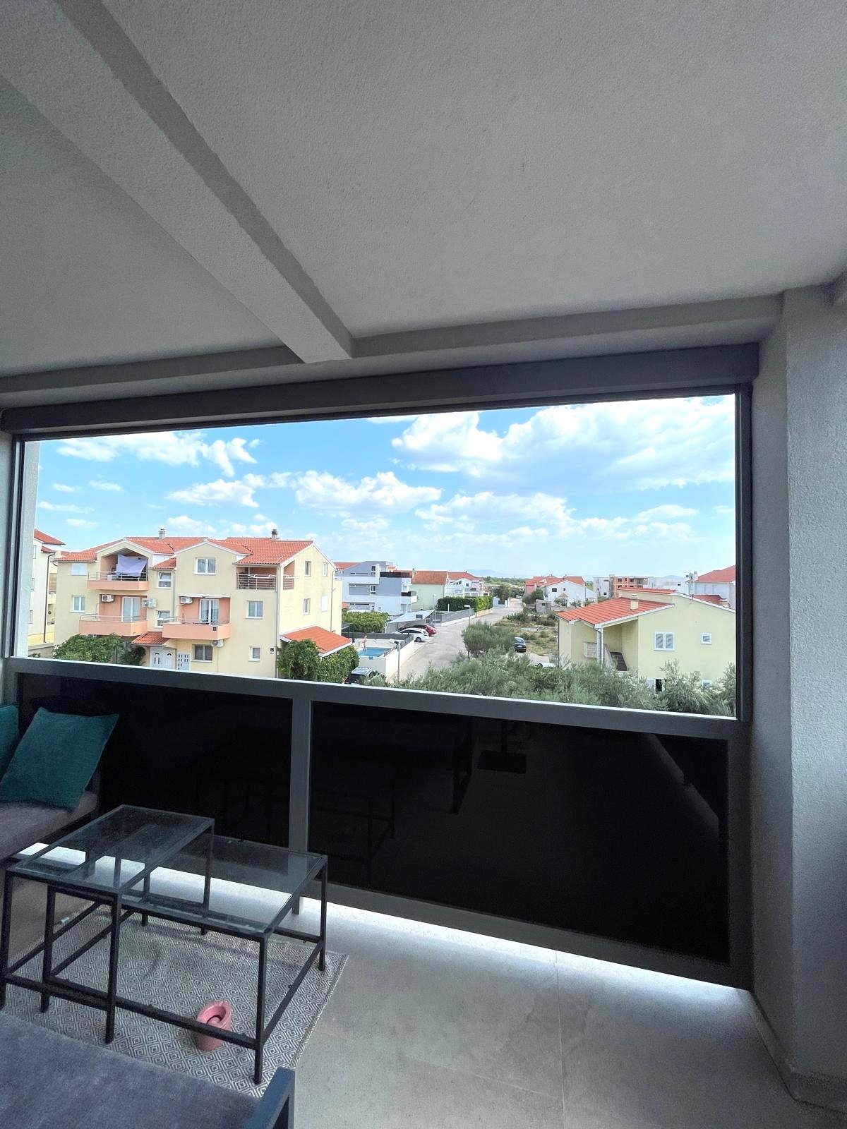 Luxuriös möbliertes Apartment mit vier Schlafzimmern und Terrasse, 700 Meter vom Strand in Vodice entfernt