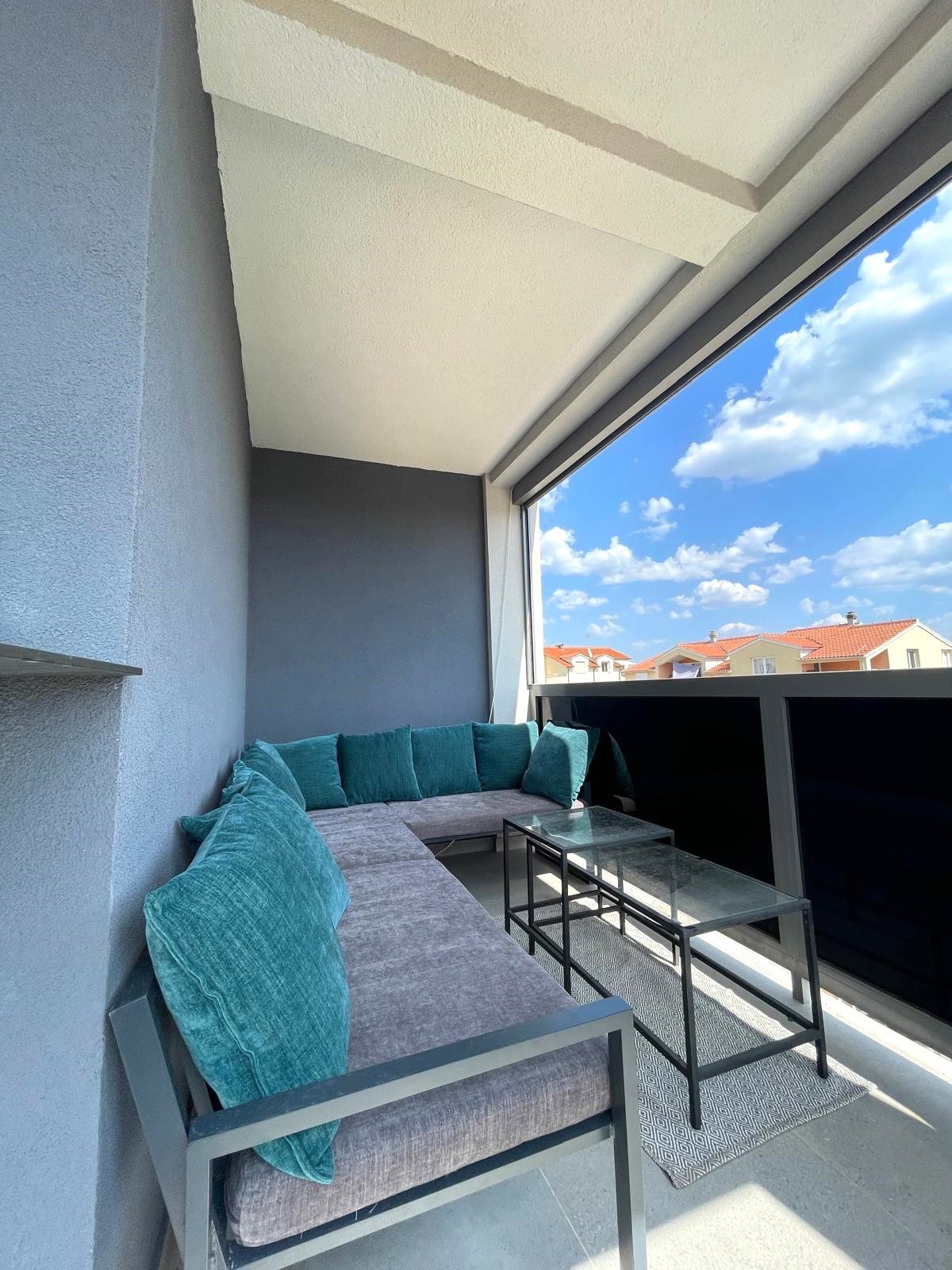Luxuriös möbliertes Apartment mit vier Schlafzimmern und Terrasse, 700 Meter vom Strand in Vodice entfernt
