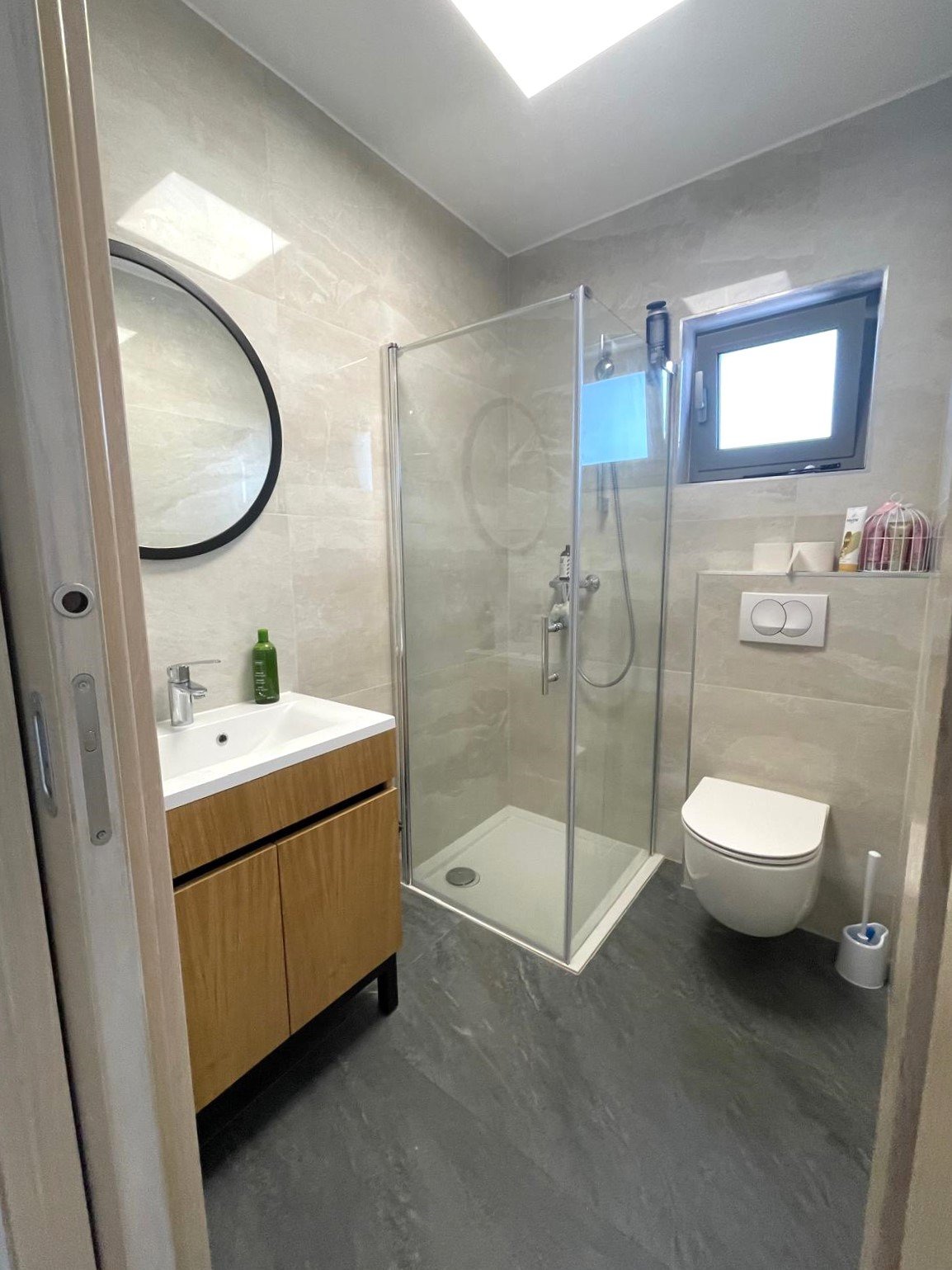 Luxuriös möbliertes Apartment mit vier Schlafzimmern und Terrasse, 700 Meter vom Strand in Vodice entfernt