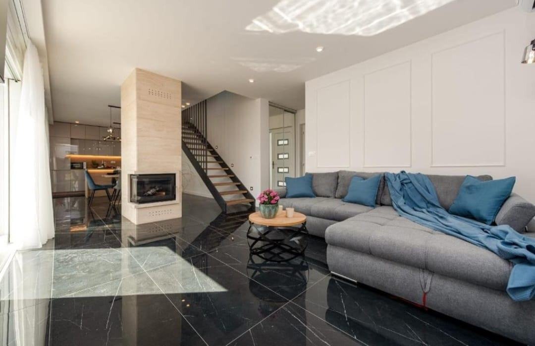 Modernes Doppelhaus mit Meerblick und Pool in ruhiger Lage – Privlaka