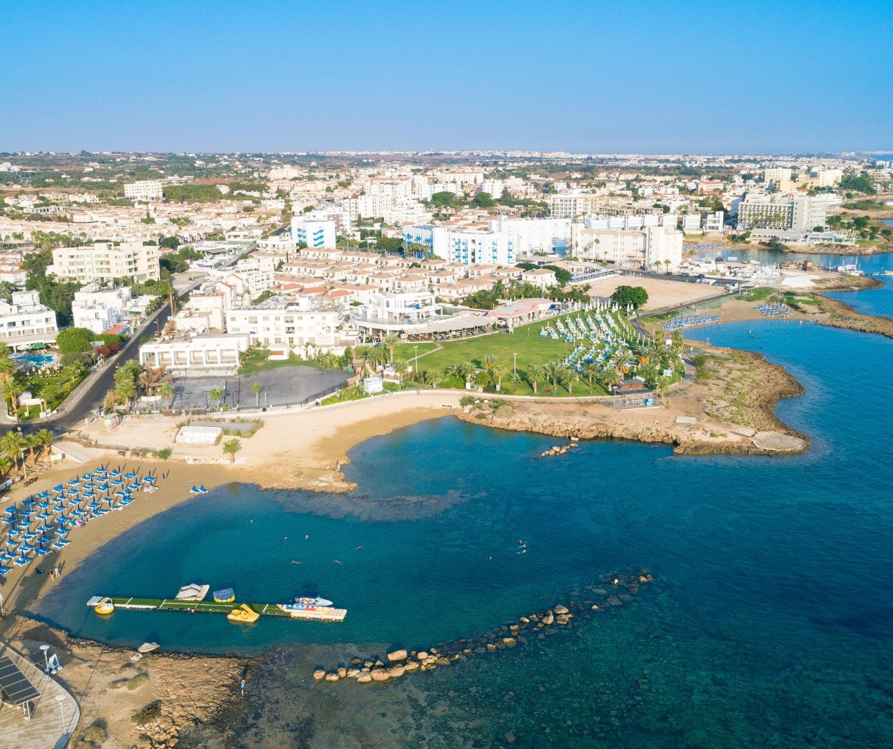 Großes Ferienhaus mit Grundstück und Swimmingpool, 350 m vom Meer entfernt