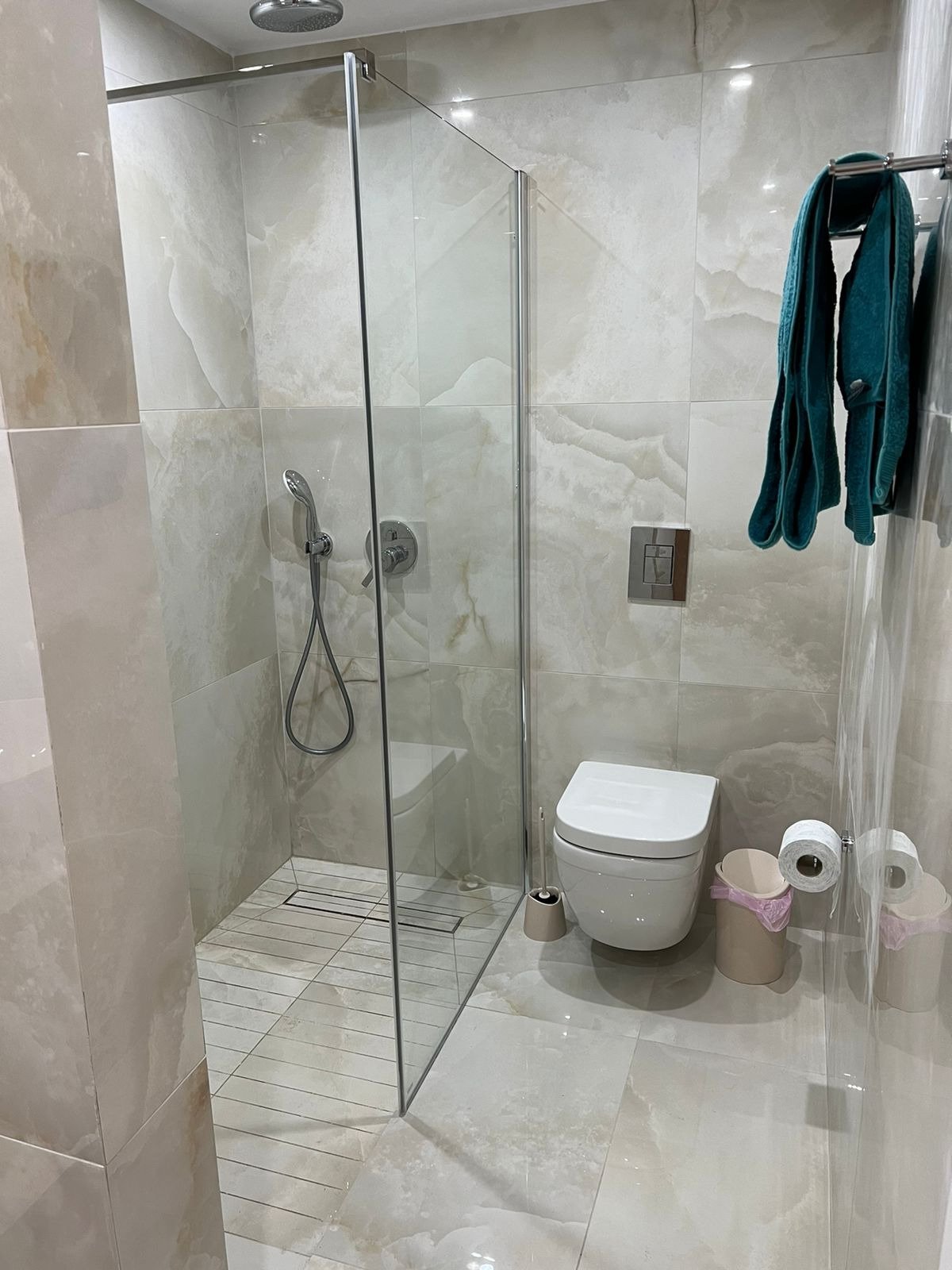 Luxuriöse 4-Zimmer-Wohnung in Paphos, drei Badezimmer, nur wenige Gehminuten vom Flughafen und vom Strand entfernt.