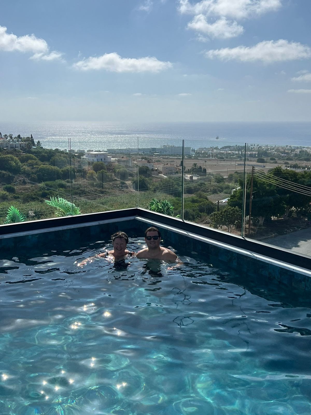 Luxuriöse 4-Zimmer-Wohnung in Paphos, drei Badezimmer, nur wenige Gehminuten vom Flughafen und vom Strand entfernt.