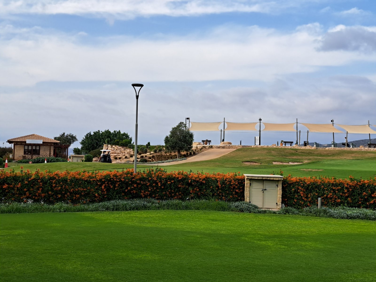 Luxuriöse 4-Zimmer-Wohnung in Paphos, drei Badezimmer, nur wenige Gehminuten vom Flughafen und vom Strand entfernt.