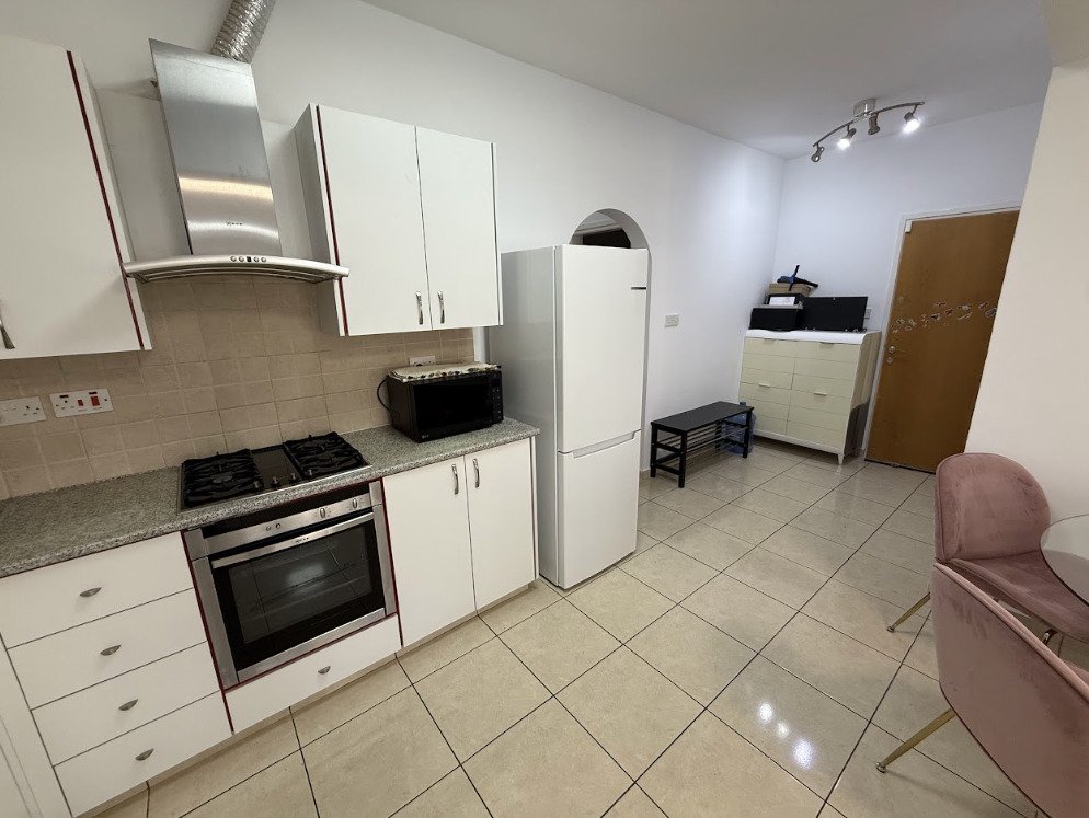 Komfortable Dreizimmerwohnung mit Bergblick - ideal zum Wohnen und Erholen, Paphos