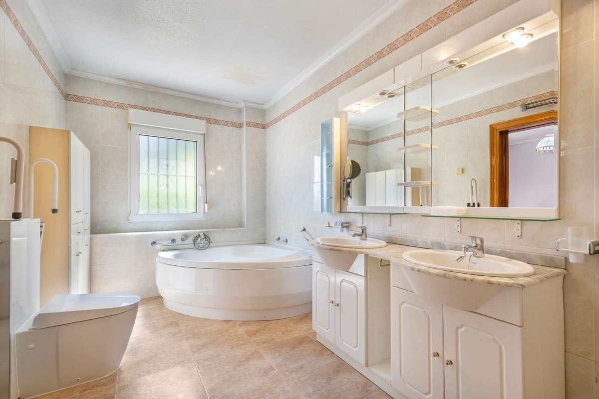 Luxuriöse Eckvilla im Herzen von Cabo Roig – komfortables Wohnen am Meer