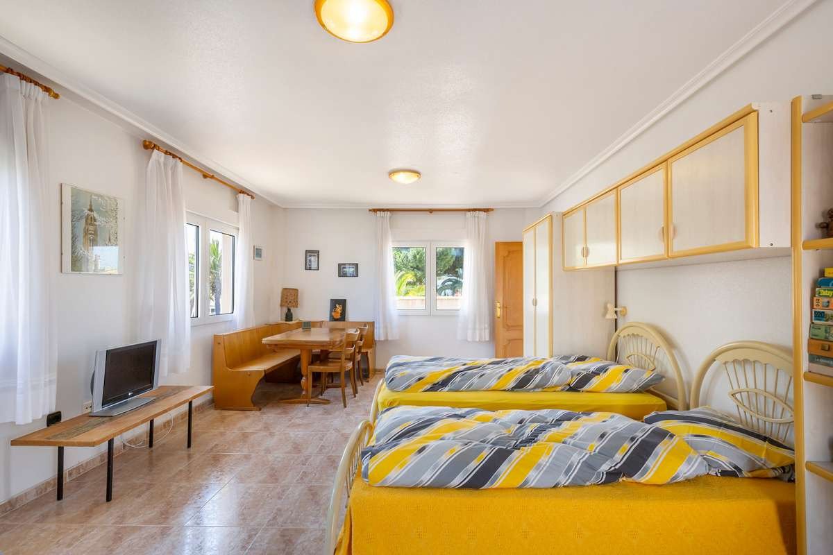 Luxuriöse Eckvilla im Herzen von Cabo Roig – komfortables Wohnen am Meer