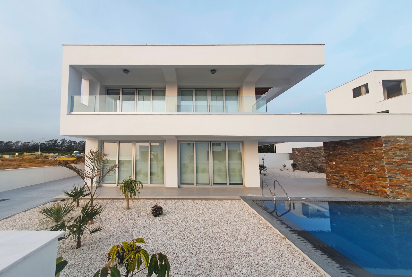 Moderne Villa mit 3 Schlafzimmern in einer lukrativen Küstenlage von Paphos