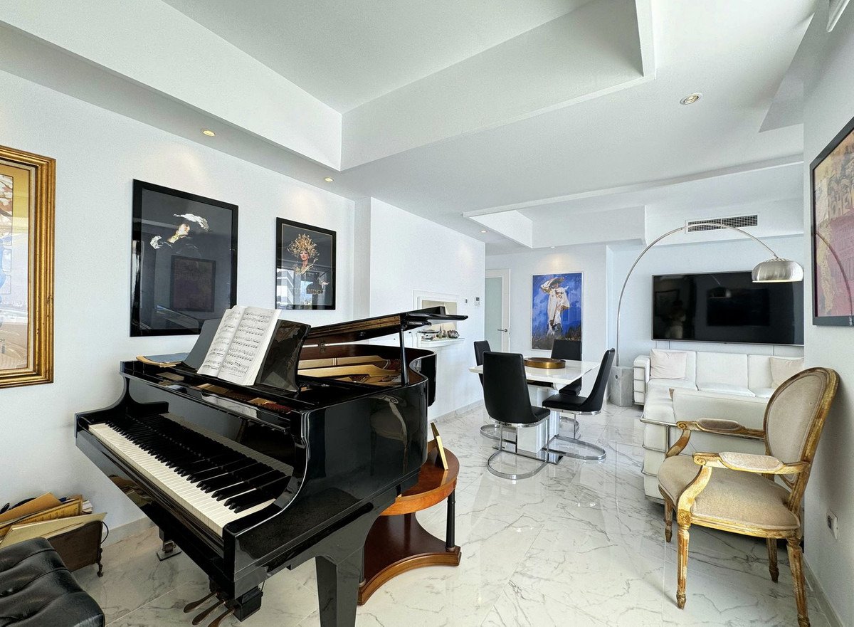 Luxuriöses Penthouse in erster Strandreihe mit 200 m² Terrasse und atemberaubendem Meerblick.