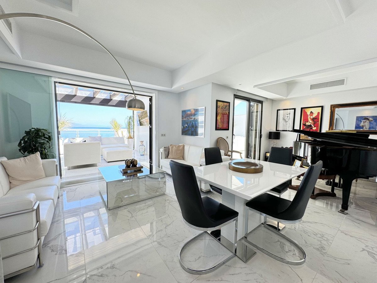 Luxuriöses Penthouse in erster Strandreihe mit 200 m² Terrasse und atemberaubendem Meerblick.