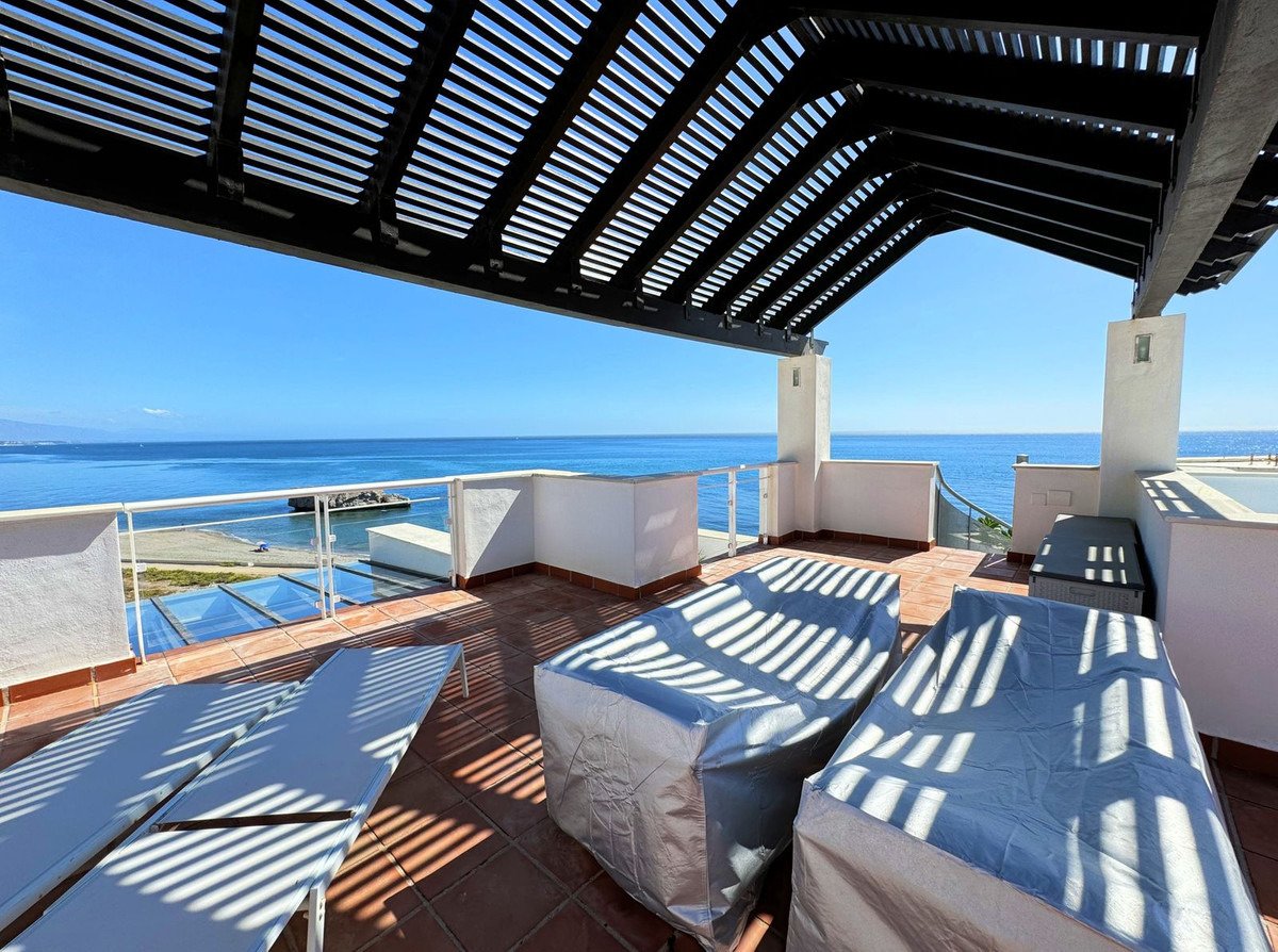 Luxuriöses Penthouse in erster Strandreihe mit 200 m² Terrasse und atemberaubendem Meerblick.