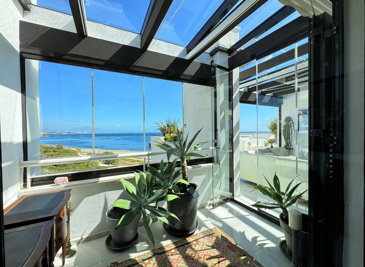 Luxuriöses Penthouse in erster Strandreihe mit 200 m² Terrasse und atemberaubendem Meerblick.