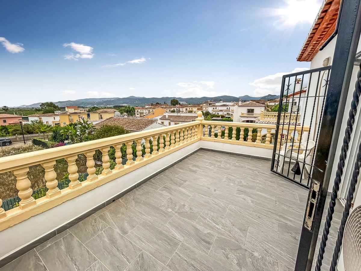 Wunderschöne, freistehende Villa mit 3 Schlafzimmern und 2 Bädern in der Nähe des Zentrums von Sagra, Alicante.