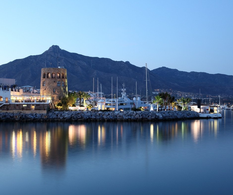 Stilvolles Apartment nur 5 Gehminuten vom Strand entfernt – im Herzen des luxuriösen Marbella!