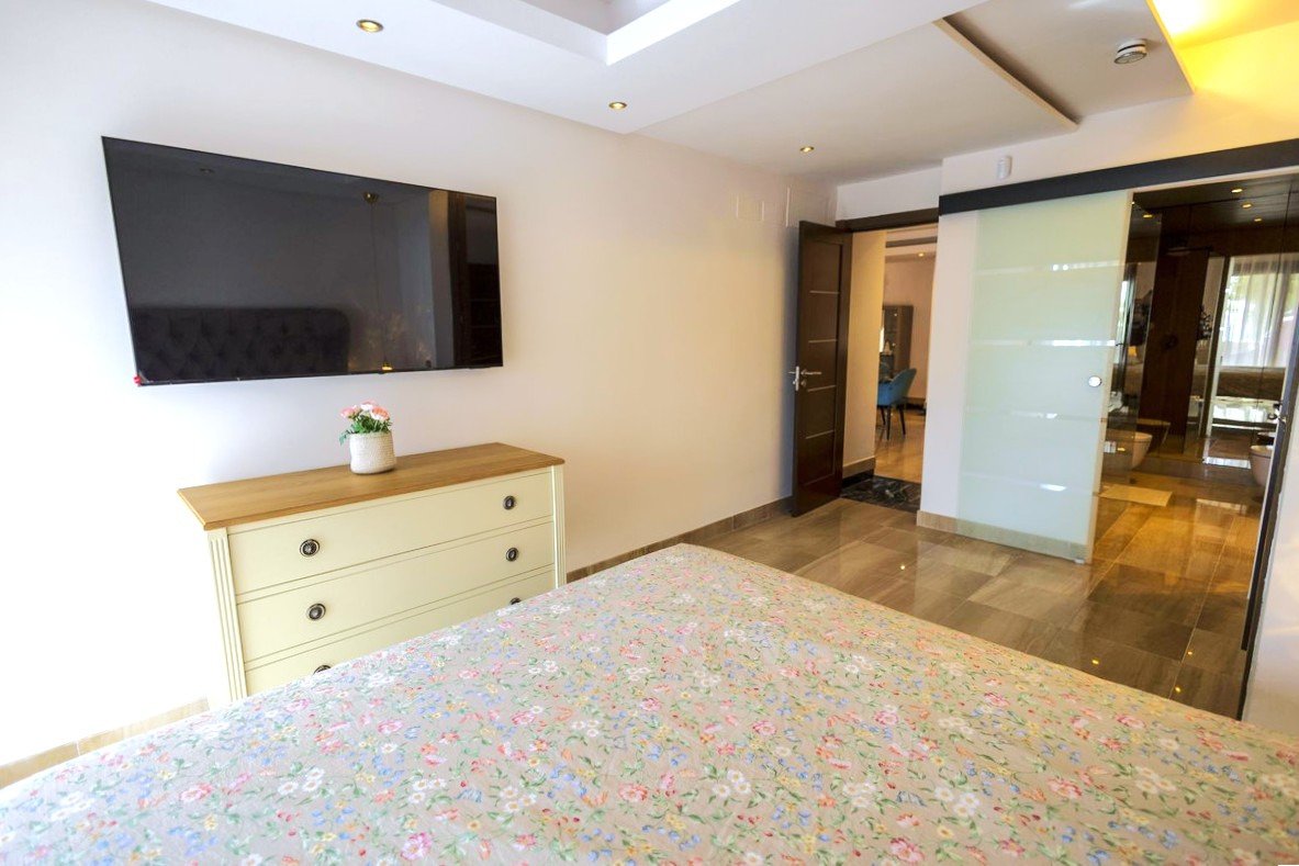 Exklusives zweistöckiges Penthouse direkt am Meer in Estepona, Costa del Sol