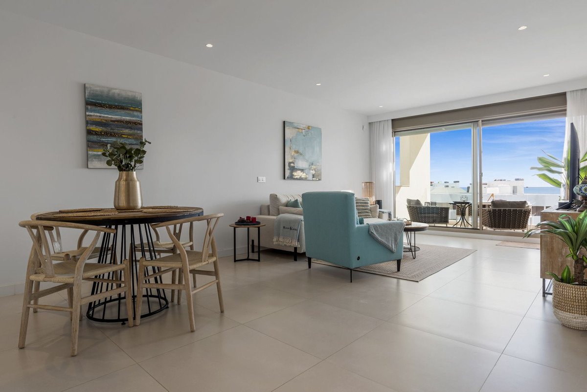 Elegante Maisonette-Wohnung mit Aussicht, Terrasse und zwei Garagen in der prestigeträchtigen Lage von Las Mesas, Estepona