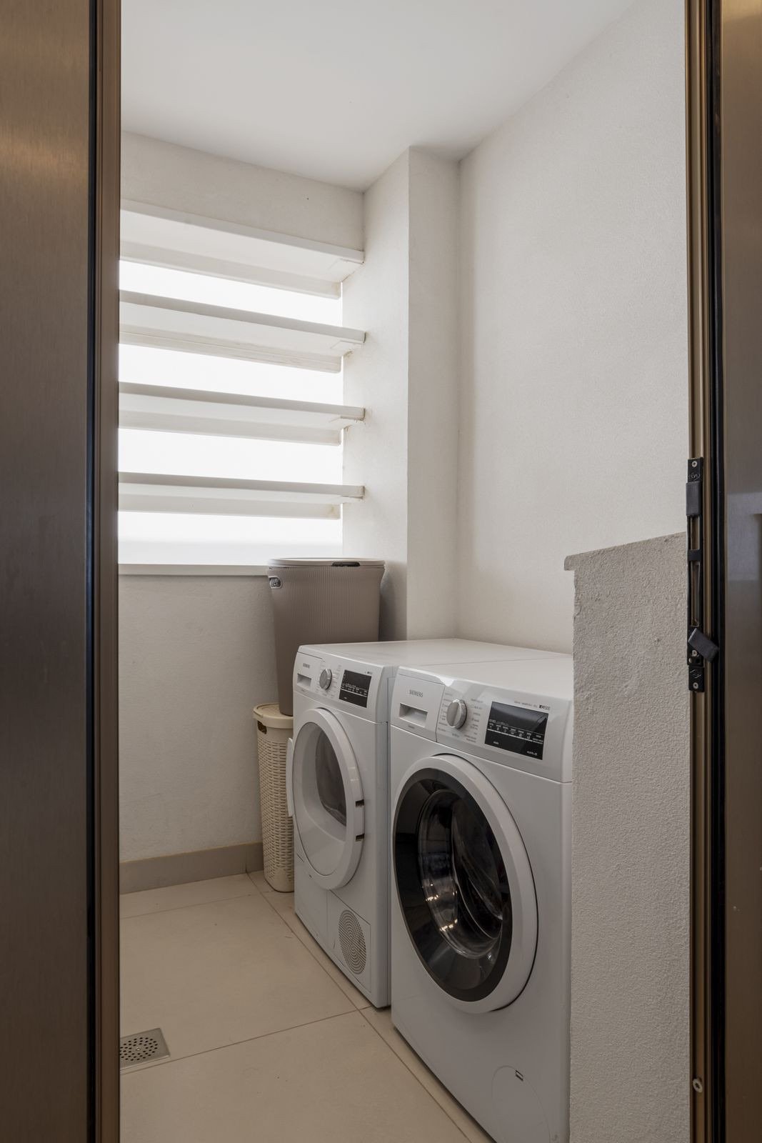 Elegante Maisonette-Wohnung mit Aussicht, Terrasse und zwei Garagen in der prestigeträchtigen Lage von Las Mesas, Estepona