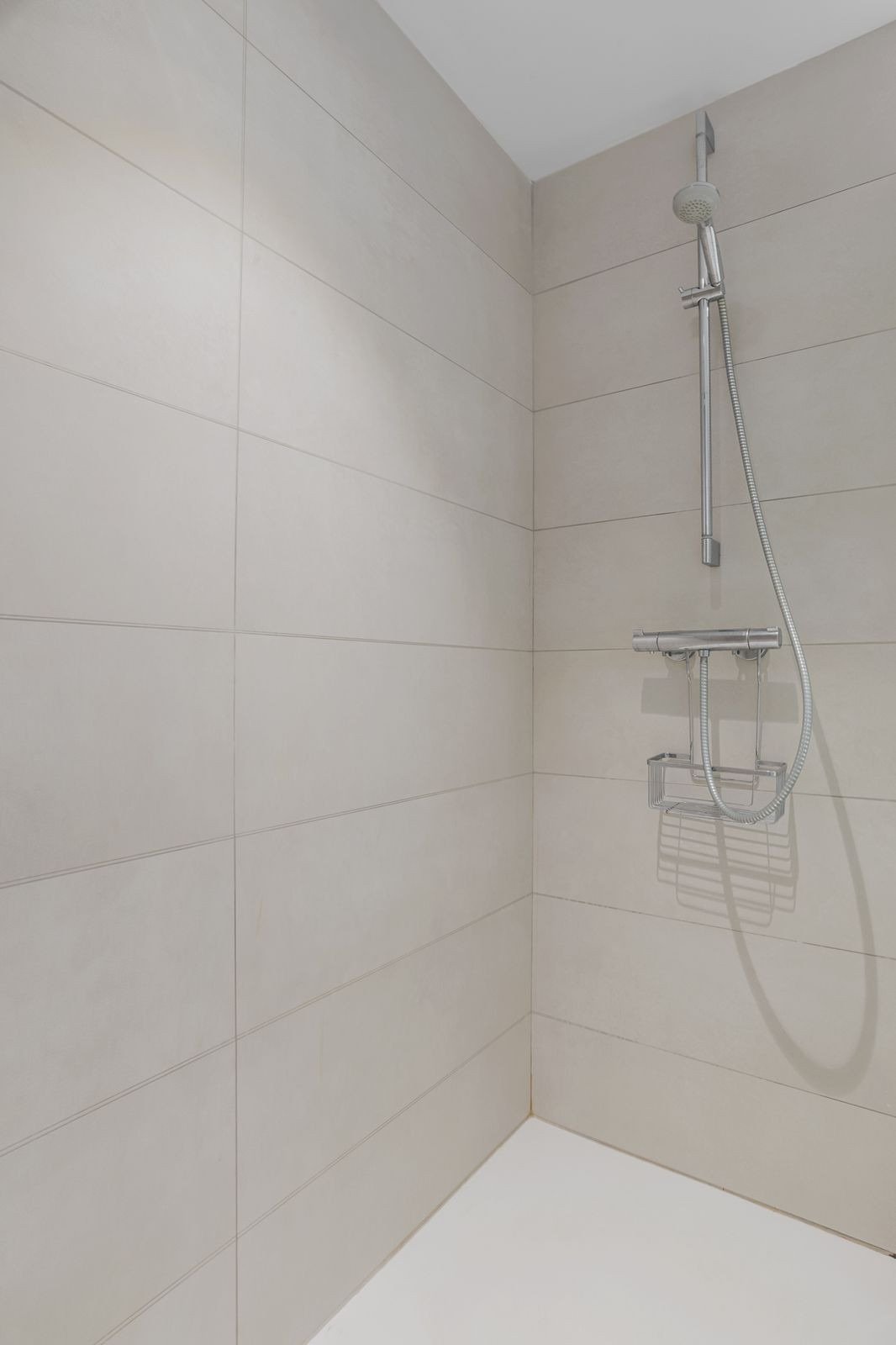 Elegante Maisonette-Wohnung mit Aussicht, Terrasse und zwei Garagen in der prestigeträchtigen Lage von Las Mesas, Estepona