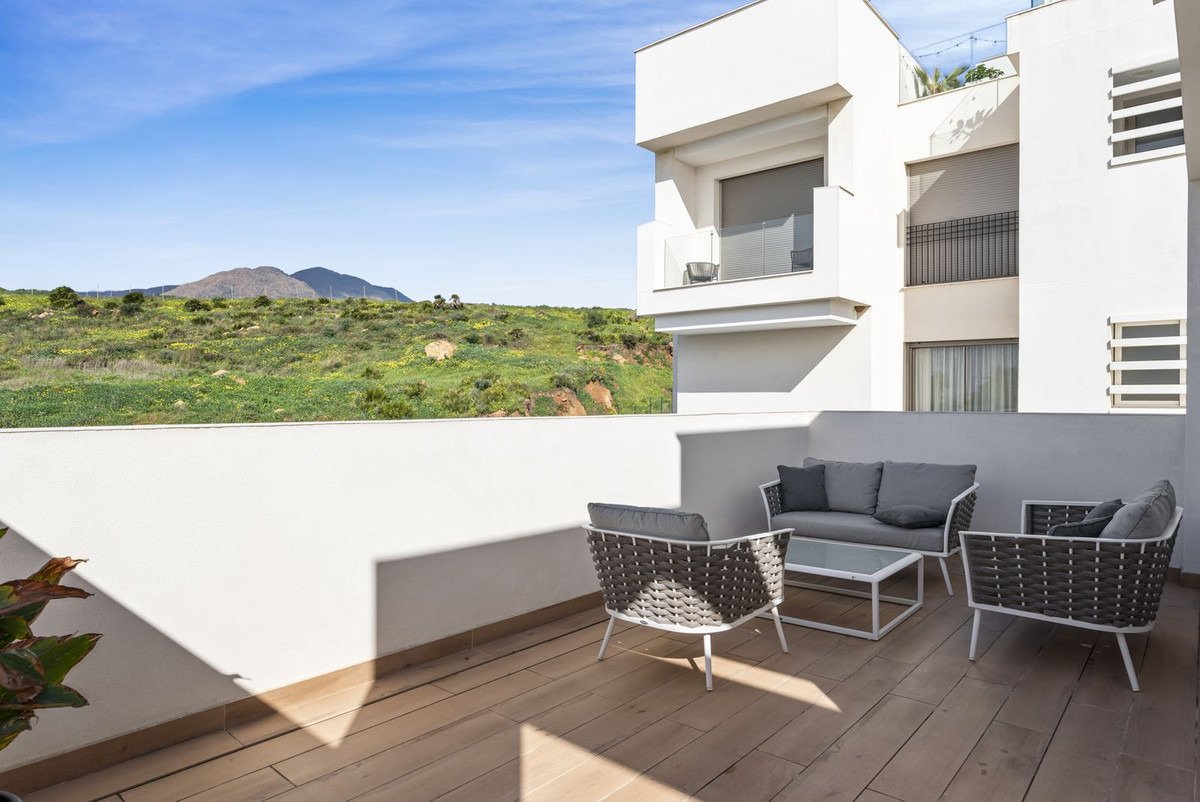 Elegante Maisonette-Wohnung mit Aussicht, Terrasse und zwei Garagen in der prestigeträchtigen Lage von Las Mesas, Estepona