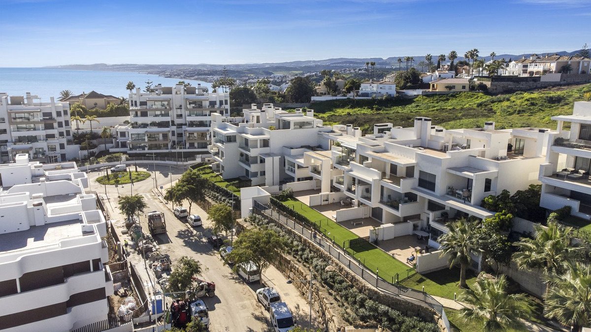 Elegante Maisonette-Wohnung mit Aussicht, Terrasse und zwei Garagen in der prestigeträchtigen Lage von Las Mesas, Estepona